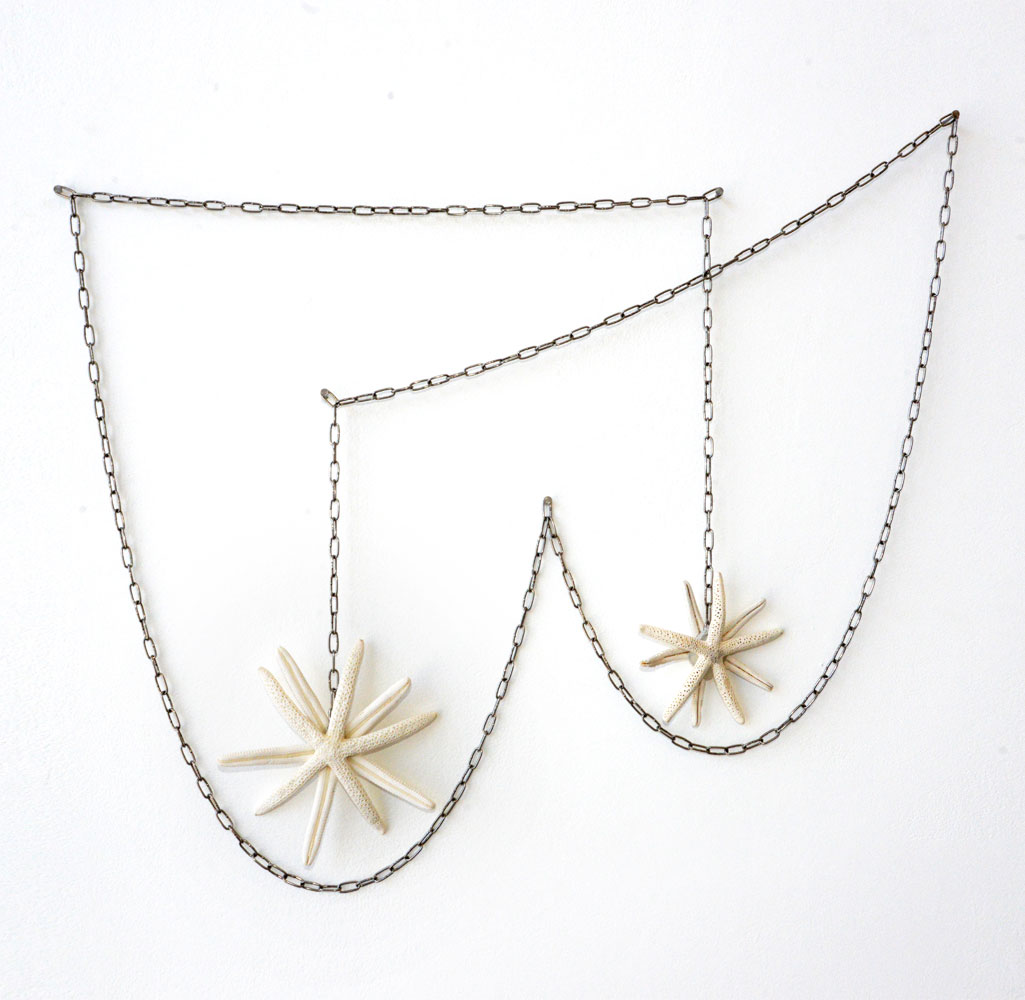 Hugo Montoya, Four Stars One Chain, 2018, Steel chain and Starfish, 32 x 24 x .50 inches